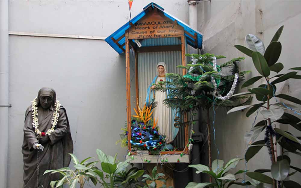 Book a Car kolkata Sightseeing for Mother Teresa's Tomb
